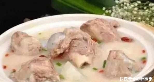 炖骨头汤不要再直接加水了,多加这步,汤白味浓,包你喝了还想喝