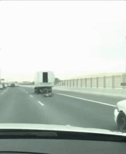 |搞笑GIF: 你们可要为我作证 是那个妹子自己撞过来的