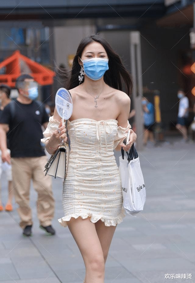 仙女风褶皱裙搭配蝴蝶耳坠，清新飘逸，灵动可爱