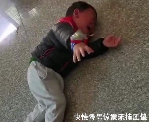 殴打|孩子看到奥特曼被打会怎么办两个孩子反应截然相反,网友神评论