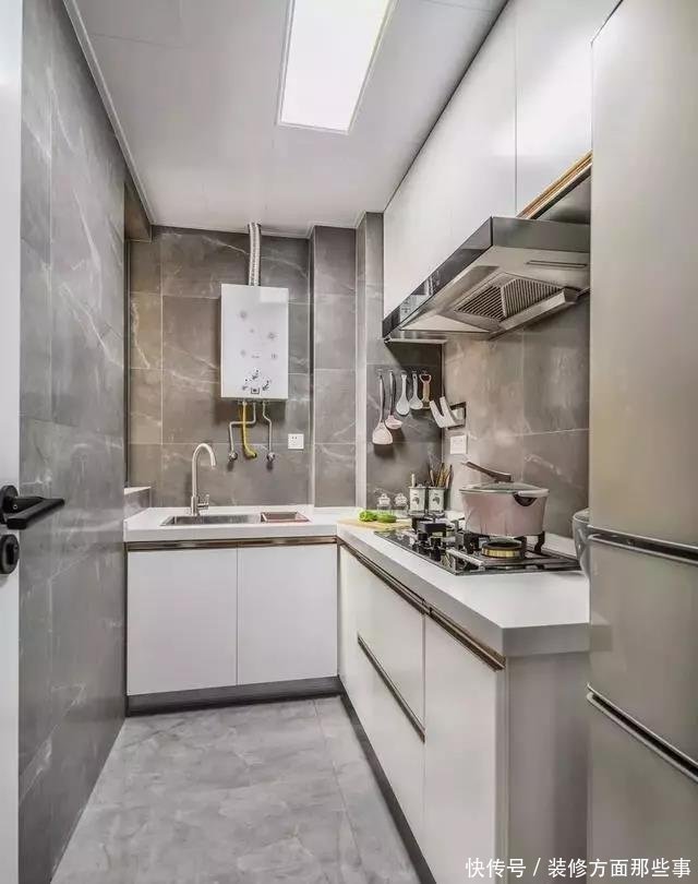 定制|83平混搭风二居室玄关定制鞋柜底部留空,贴上创意壁纸更加有趣