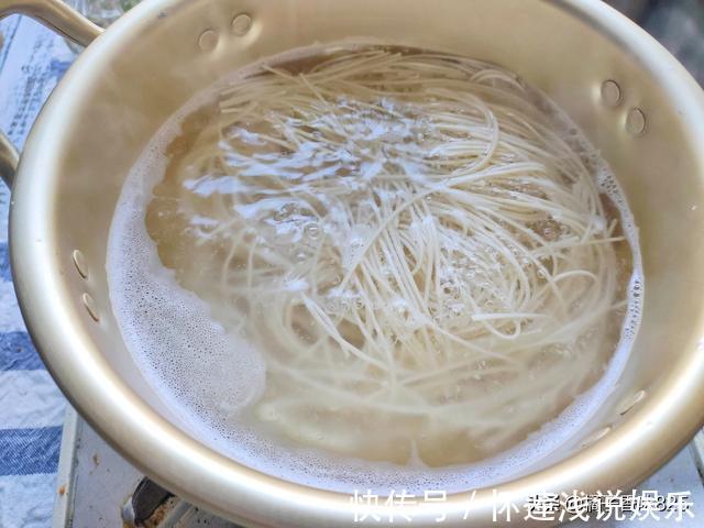 调制|适合冬季吃的面条,有肉有菜还有蛋,一碗下肚从头暖到脚,真舒服