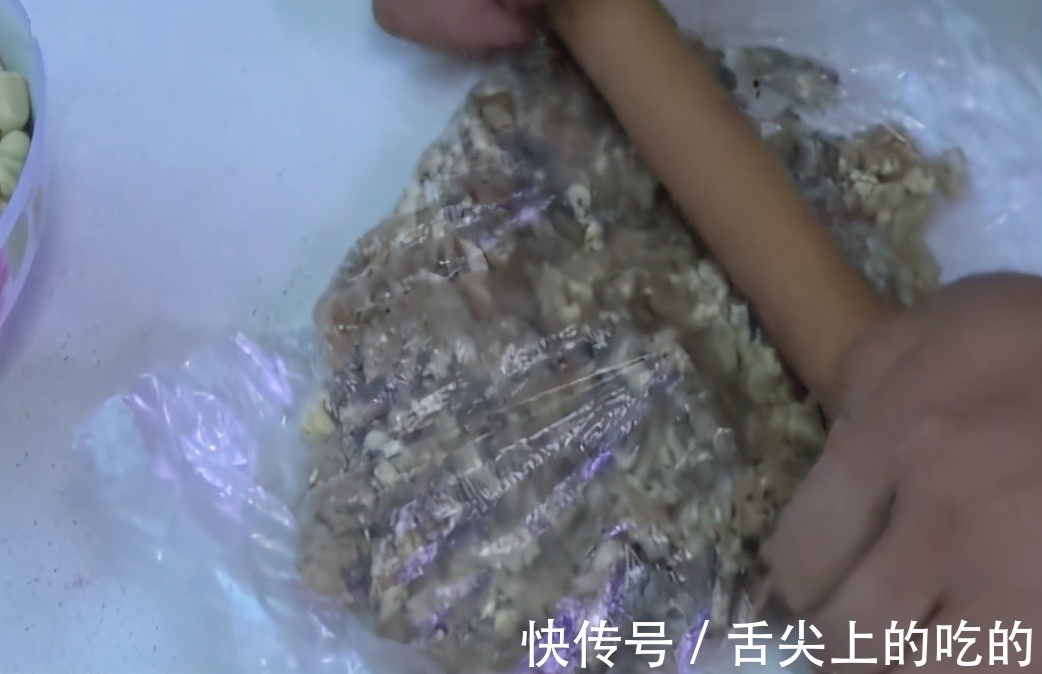 面团|老式五仁月饼的家常制作方法,馅料十足,做法简单,美味可口