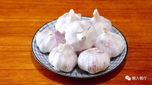 腌腊八蒜,牢记“3要3不要”,大蒜个个碧绿,汤汁清澈,爽脆可口
