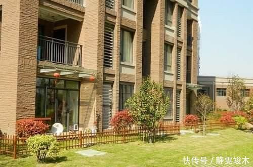 售楼|为什么有钱人都爱买一楼房子?一听售楼人员的话,才知我家错过了