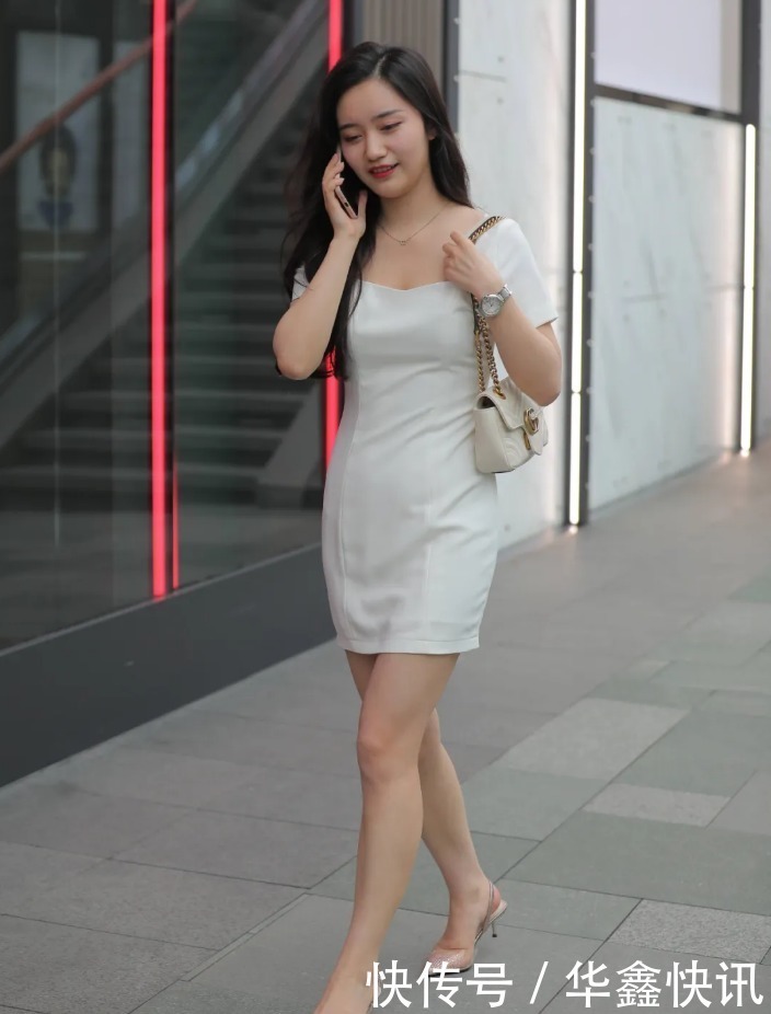 美女街拍:白色方领连衣裙,搭配红色尖头高跟鞋,穿出漂亮女生特有的气质
