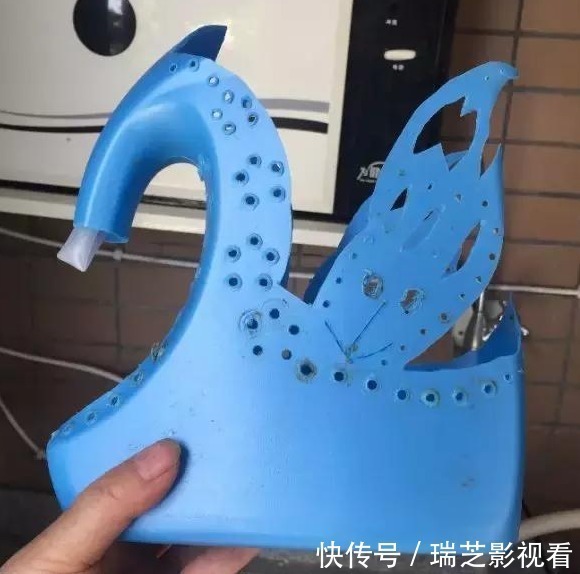 家中用完的“洗衣液桶”别丢了,剪上2刀,秒变养花神器,太美了