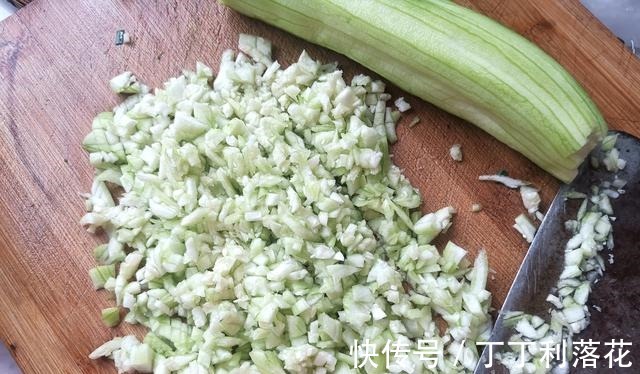 汤汁|三伏天吃饺子,还是这馅最鲜香,汤汁四溢消暑气,比肉馅好吃多了!