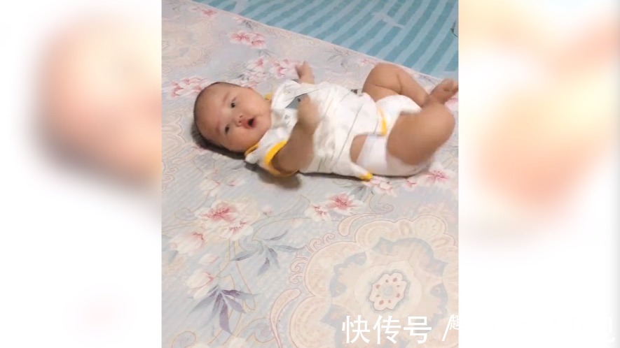 宝宝|弟弟刚学翻身,哥哥看见就过去帮忙了,网友:中国好哥哥上线了