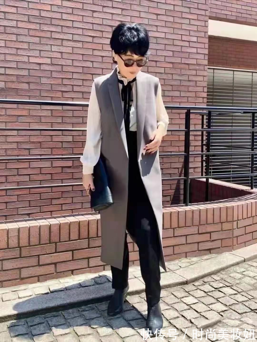 身材 60岁的女人,别穿得太老套,学这位奶奶的穿搭,减龄又高级