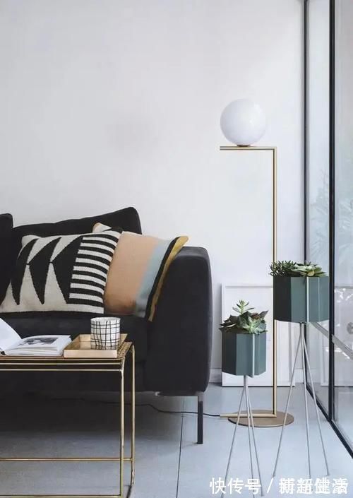 墙面处|窗边这样设计,一边悬空书桌做书房,另一边卡座做休闲区,省30平