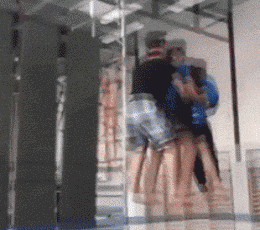 |搞笑GIF：这样的妹子 一看就不是省油的灯