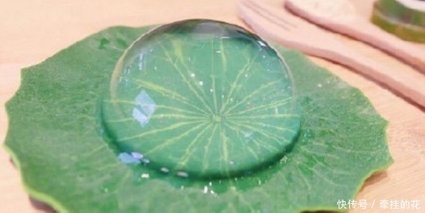 这是不是荷叶上的露珠呀？错，这是日本的一种传统小吃