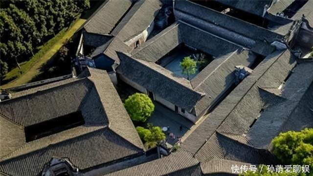 他是刘文彩的守墓人,刘文彩被人从棺材中扒出后,他睡进了棺材