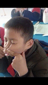 |搞笑GIF:据说好身材的妹子,都可以做到这个动作