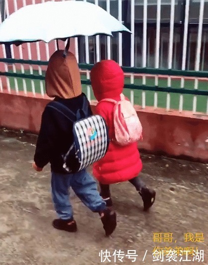 同学|雨天哥俩一起上学,恰巧遇到哥哥的女同学,后面的事,笑喷妈妈
