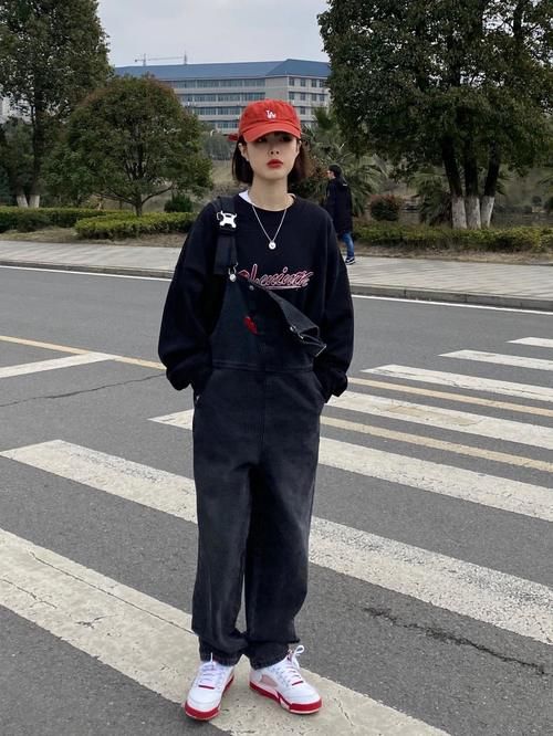 背带裤怎么穿才好看？这3种时髦又减龄的搭配法则，值得借鉴