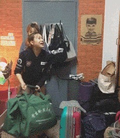 |搞笑GIF:妹子这是哪来的自信啊,真是被你迷倒了呢