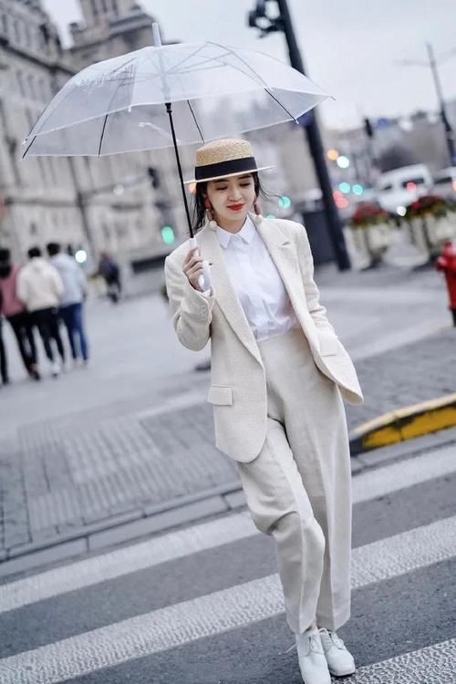 4、50岁的女性春天怎么穿？学“神仙母女”一身白穿搭，太高级