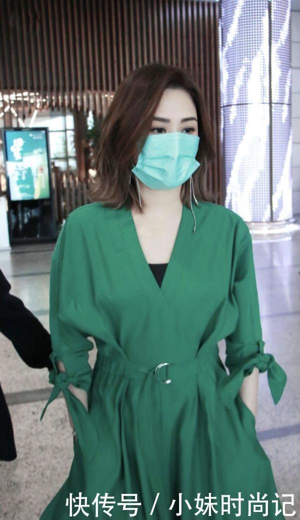 v领|阿娇“发胖”后美出圈,一袭绿色连衣裙气质惊艳,换别人就土气了