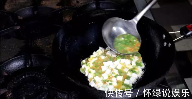 小孩|早餐做鸡蛋豆腐饼，小孩和老人都爱吃，上桌不到3分钟就抢完了!