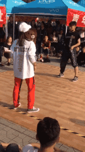 |搞笑GIF:姑娘的背包太个性,吓着我了!