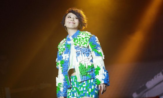 14年过后,当初的“超级女声”全都“变脸”,但她还是当初的样子