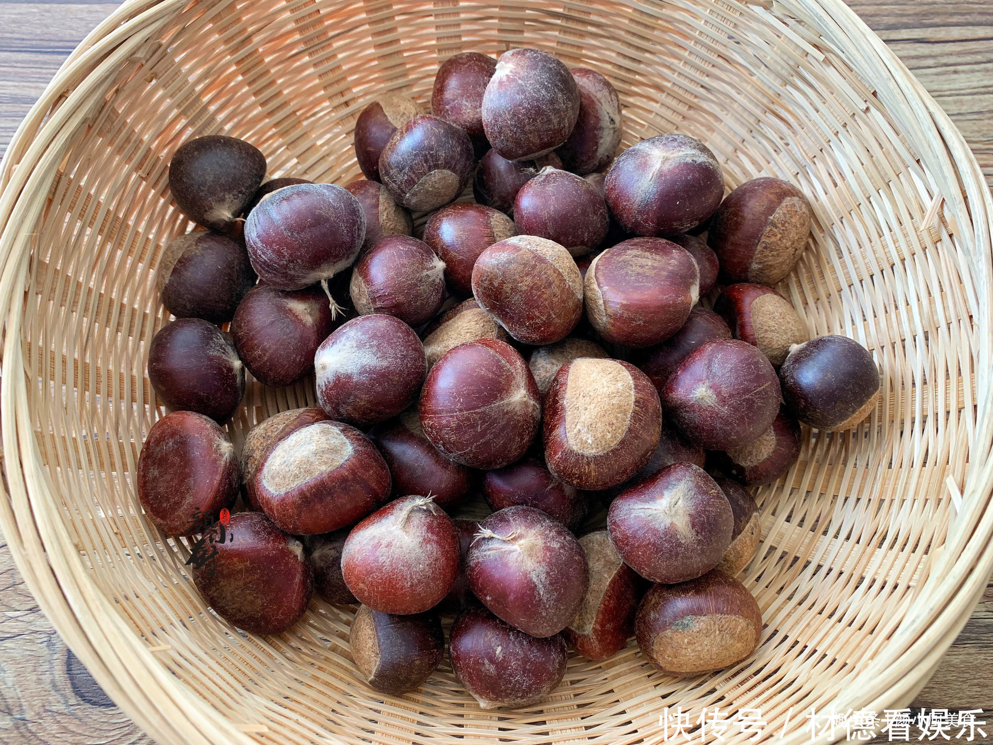 技巧|剥板栗有技巧,教你1个好办法,几分钟剥一堆,干净完整不伤手