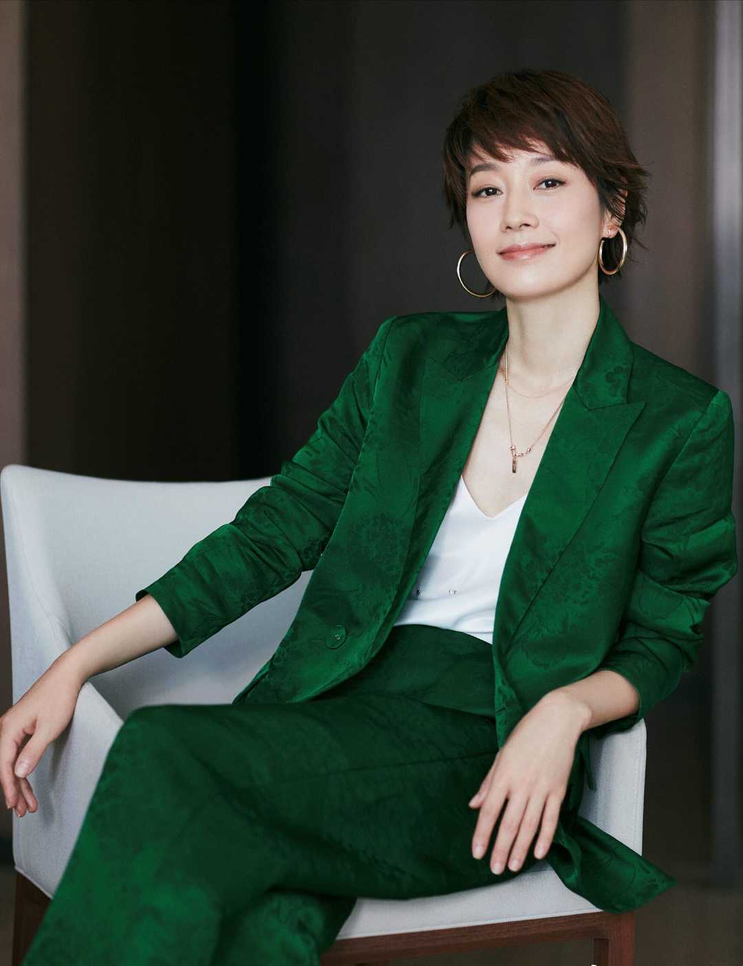 马伊琍气质全开,波波头短发搭配一字肩长款连衣裙,女人味十足