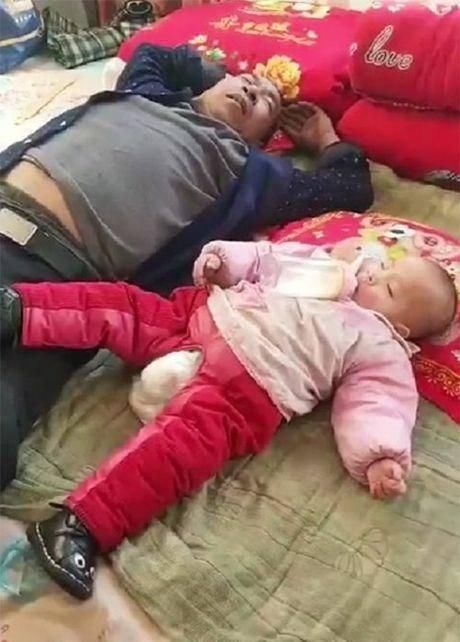 奶瓶|爷爷在家看孩子,一老一小睡着了,宝妈宝宝太厉害把爷爷哄睡了