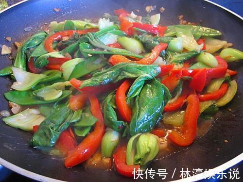 炒青菜时先放盐,还是出锅前再放盐吃错了浪费营养,伤害心血管