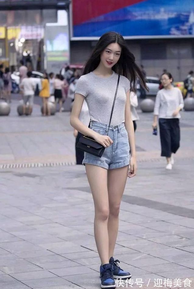 运动|街拍：美女一身运动紧身穿搭，性感迷人