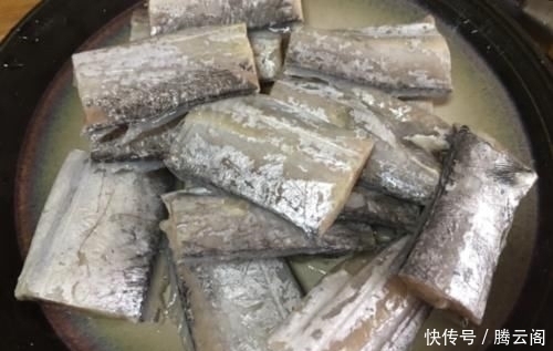 烹饪带鱼，去腥时别只加盐！大厨说多加一样东西，鱼肉鲜嫩没腥味
