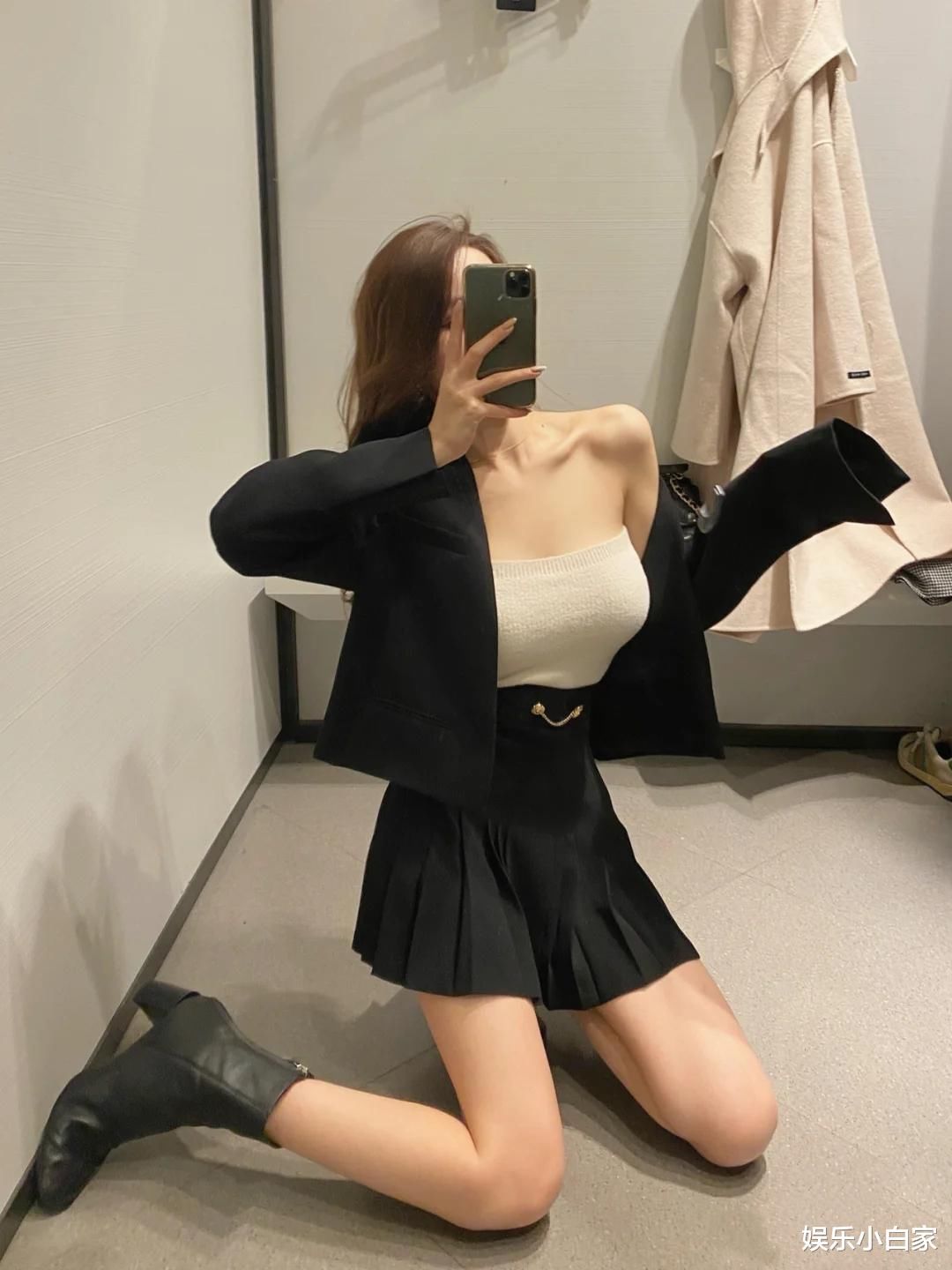 成熟优雅的小姐姐，穿着时尚的带百褶裙的毛衣，露出骄傲的姿态