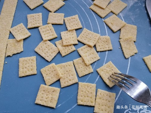 酥脆|小米别光熬粥了，加1个鸡蛋，1碗面粉，教你做成锅巴，又香又酥脆