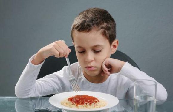 女娃|8岁女娃积食严重,医生提醒:秋季“3果”或能损伤脾胃,要少吃