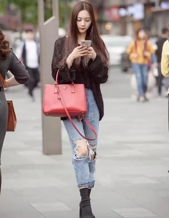 街拍:明眸善睐的美女,身穿拼接连衣裙,尽显完美气质好身材