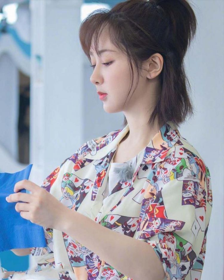 街拍|街拍:豆沙绿修身裙,休闲时尚,青春减龄