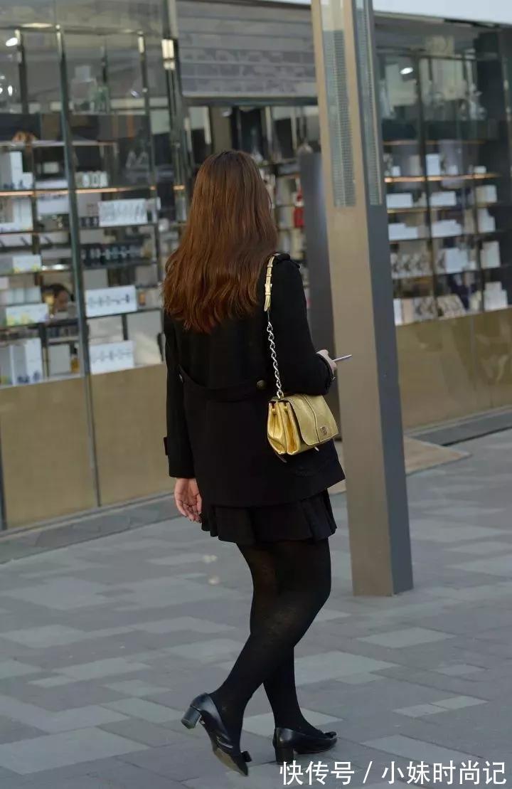 街拍 街拍:穿黑裙的女生从内到外散发出成熟女性的迷人气质