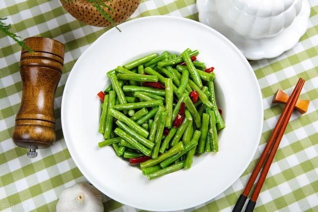 豆角|炒豆角时，焯水过油都不对，大厨教你一招，豆角翠绿软嫩还入味