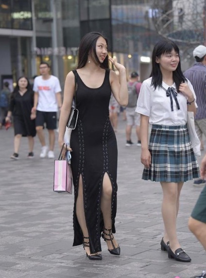 美女穿吊带连衣裙秀身材, 展现出独属于自己的苗条和性感