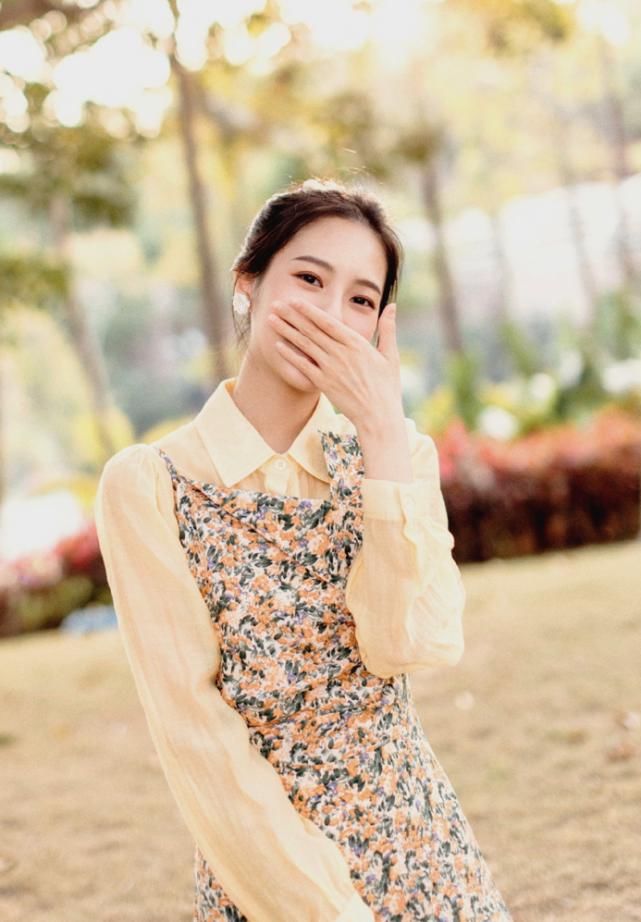 浪漫的碎花元素从不过时,想要穿得清新减龄,这些搭配思路要掌握