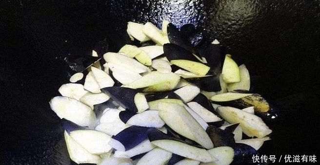 倒入锅中|炒茄子时,切记不要先放油第一步不能错,否则茄子吸油还发黑