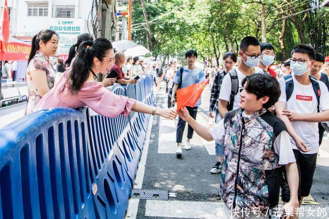 段女士|湖南新高考下考啦！场外的一幕幕令人动容...