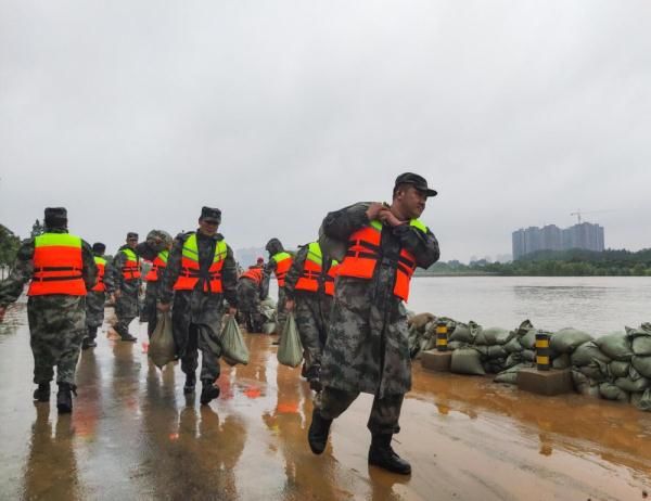 官兵|郑州联勤保障中心某团组织官兵抗洪抢险