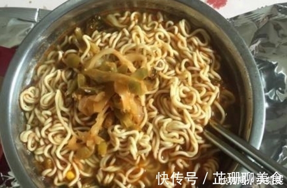 泡面|什么是泡面搭档？最配的不是火腿肠，也不是卤蛋，而是不起眼的它