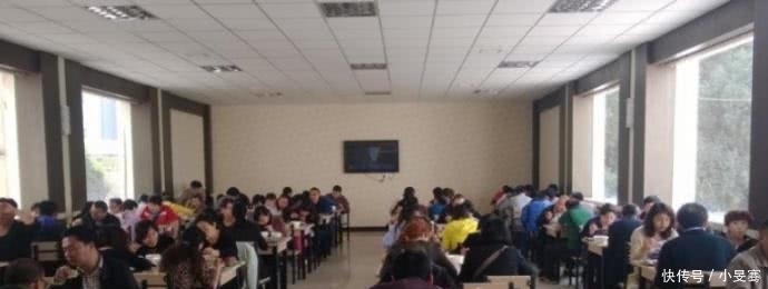 个菜|公司食堂真“奇葩”,6元8个菜,员工却边吃边哭:不来第2次了