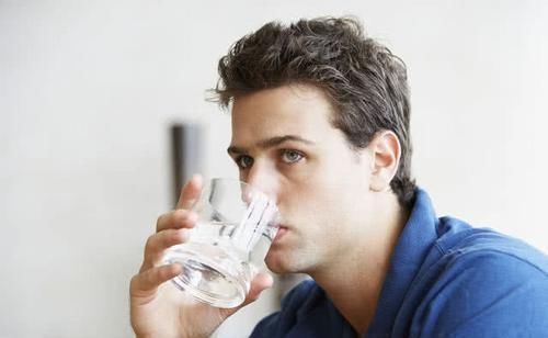 大便“前硬后软”祸首终于弄清楚了,做好5件事,肠道感激你