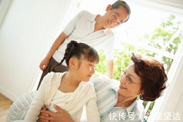亲妈|越来越多家庭是姥姥带娃,爷爷奶奶在享清福吗?原因现实又无奈