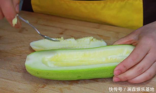 西葫芦里面加4个鸡蛋,不用炒不凉拌,招待客人,比吃肉都过瘾